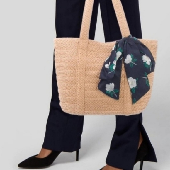 Draper James Handbags - Draper James Everyday straw floral purse